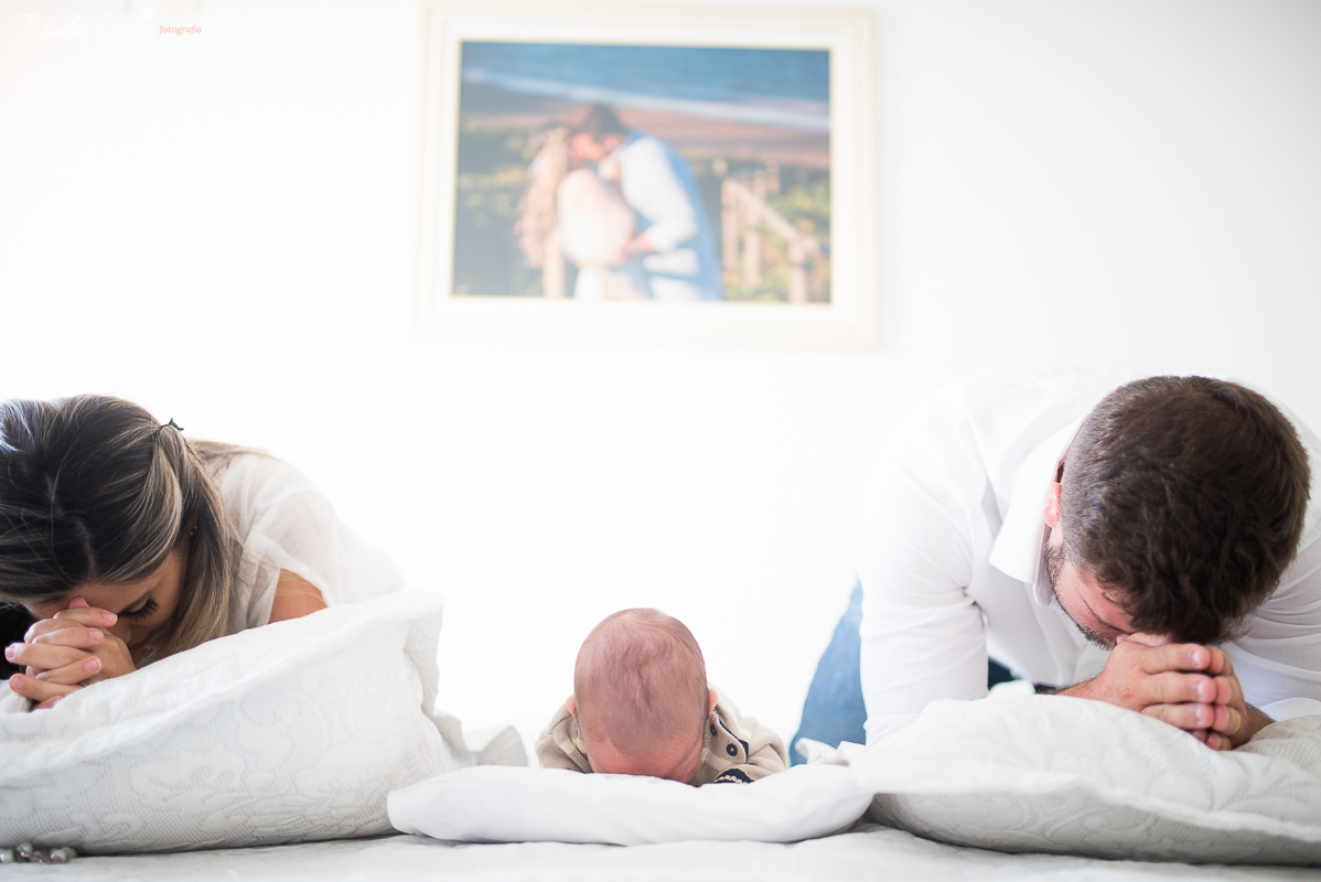 ensaio fotográfico feito em casa, o bebê fica super a vontade, fotos mais naturais e espontâneas, tássila costa fotografia, vitória es, jardim da penha, fotos de recém nascido em vitória es