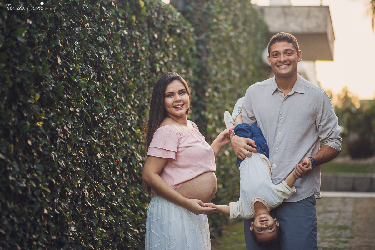 fotos de gestante, na ilha do frade, fotos lindas da gestante Karol e papai Leleco, com o irmãozinho Ruan, poses para fotos em família com irmão mais velho, mae de 2, vitória es