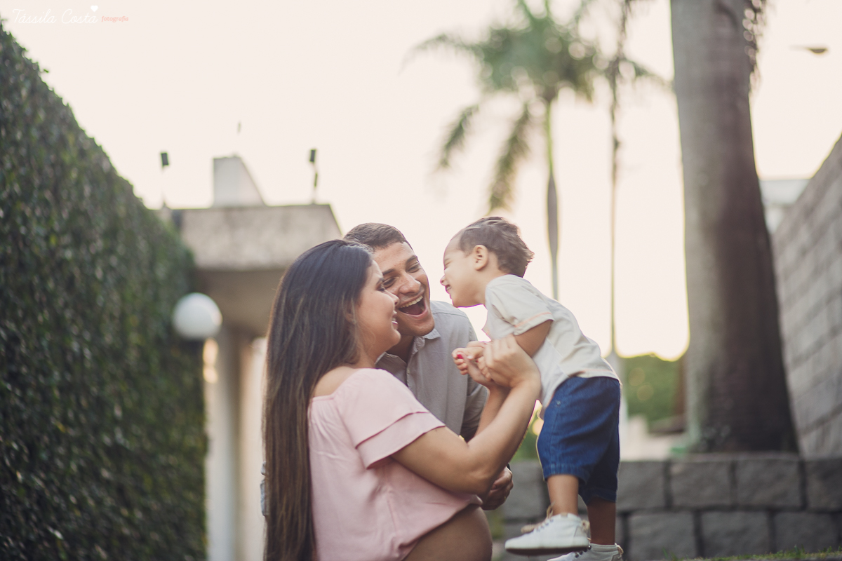 fotos de gestante, na ilha do frade, fotos lindas da gestante Karol e papai Leleco, com o irmãozinho Ruan, poses para fotos em família com irmão mais velho, mae de 2, vitória es