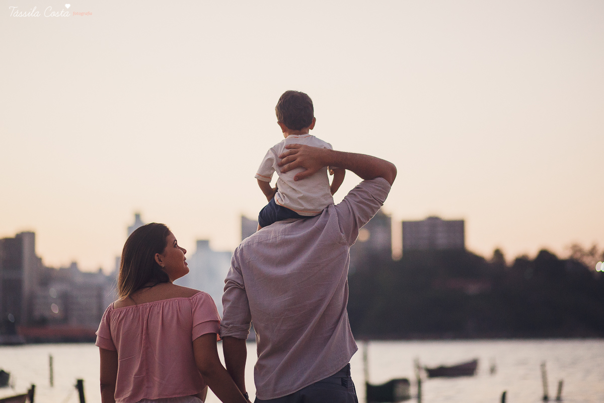 fotos de gestante, na ilha do frade, fotos lindas da gestante Karol e papai Leleco, com o irmãozinho Ruan, poses para fotos em família com irmão mais velho, mae de 2, vitória es