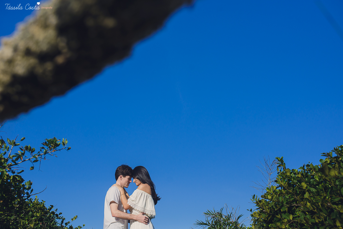 ensaio pré wedding em meio à natureza, noivos apaixonados, o casamento do ano, casamento de dia, casamento na praia, matara e allan, fotografia de tássila costa fotografia, dia lindo para fotos