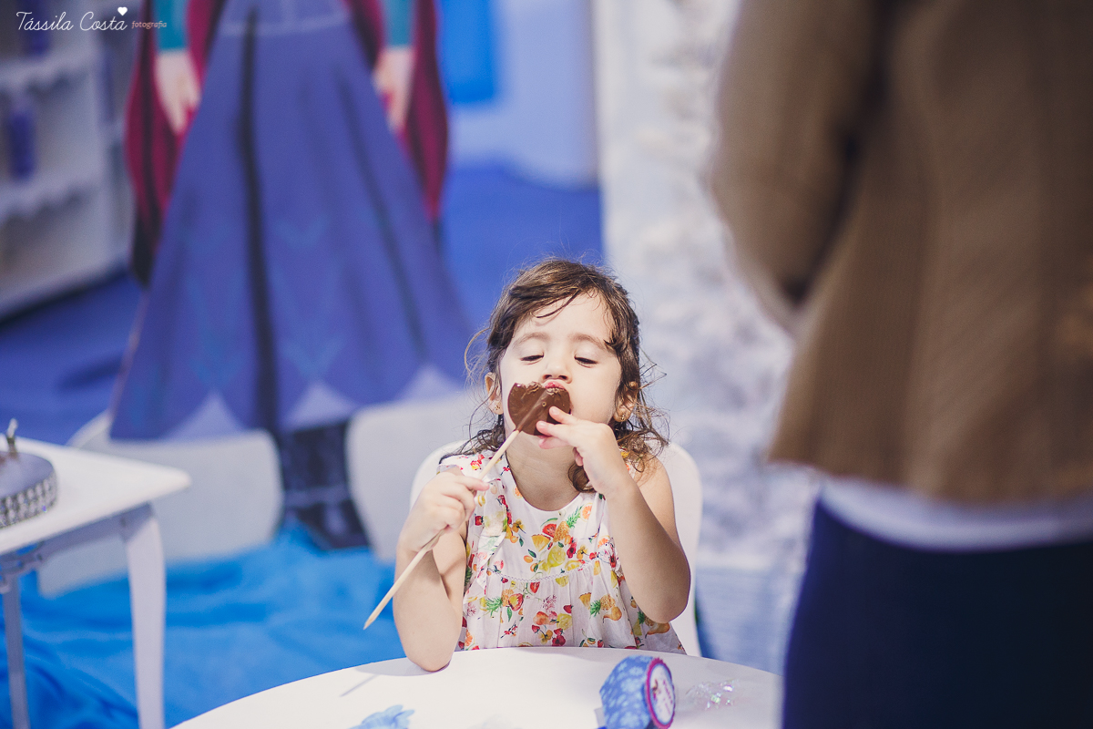decoração no tema frozen, festa de 4 anos da Pietra, no cerimonial Pirlim Pim Pim, na pracinha de Jardim da Penha, festa de menina de 04 anos, tássila costa fotografia, festa de menina, vix es