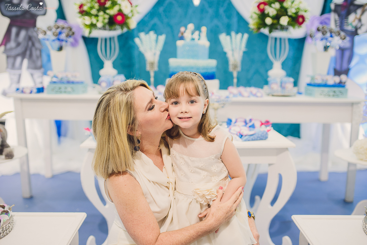 decoração no tema frozen, festa de 4 anos da Pietra, no cerimonial Pirlim Pim Pim, na pracinha de Jardim da Penha, festa de menina de 04 anos, tássila costa fotografia, festa de menina, vix es