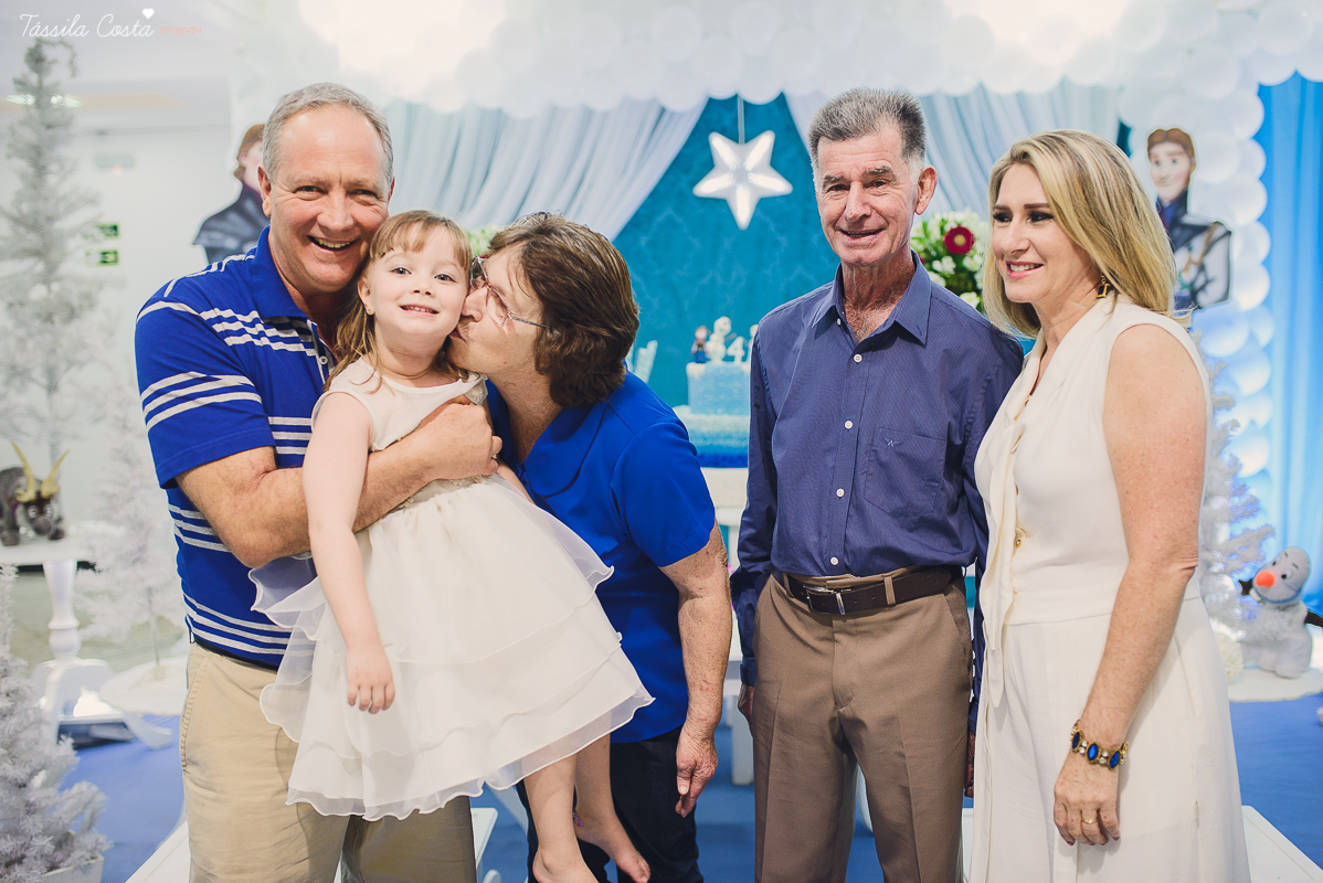 decoração no tema frozen, festa de 4 anos da Pietra, no cerimonial Pirlim Pim Pim, na pracinha de Jardim da Penha, festa de menina de 04 anos, tássila costa fotografia, festa de menina, vix es