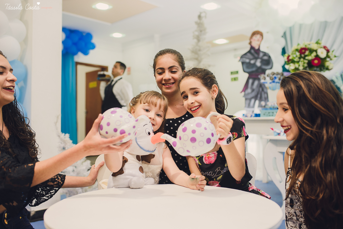 decoração no tema frozen, festa de 4 anos da Pietra, no cerimonial Pirlim Pim Pim, na pracinha de Jardim da Penha, festa de menina de 04 anos, tássila costa fotografia, festa de menina, vix es