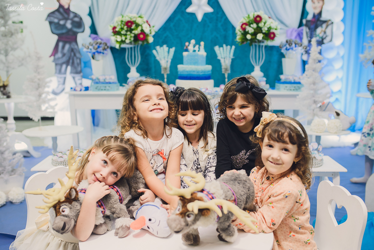 decoração no tema frozen, festa de 4 anos da Pietra, no cerimonial Pirlim Pim Pim, na pracinha de Jardim da Penha, festa de menina de 04 anos, tássila costa fotografia, festa de menina, vix es
