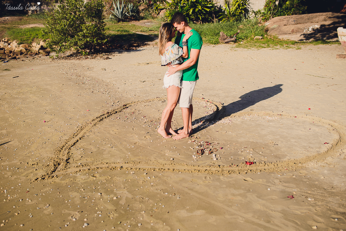 foto de casal em vitoria, fotografo de casal em vitoria, foto de casal em vila velha, fotografo de casal es, tassila costa, tassila costa fotografia, casamento no espirito santo, ensaio externo no espirito santo, ensaio externo na praia, ilha do frade, il