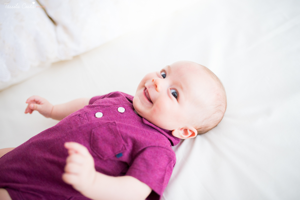 sessão de fotos em casa, do baby Pedro Henrique, fotos do seu acompanhamento trimestral, em vitória es, fotos lifestyle, família querida, fotos com tássila costa
