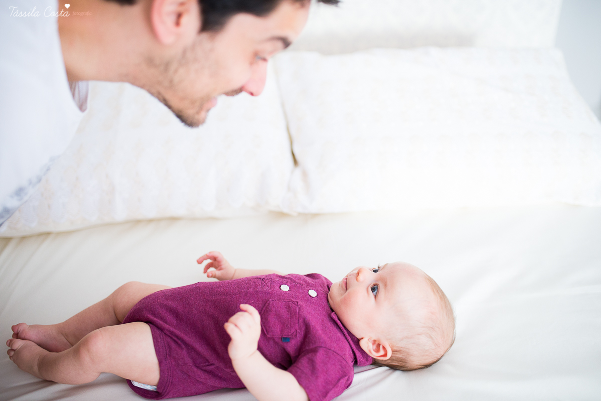 sessão de fotos em casa, do baby Pedro Henrique, fotos do seu acompanhamento trimestral, em vitória es, fotos lifestyle, família querida, fotos com tássila costa