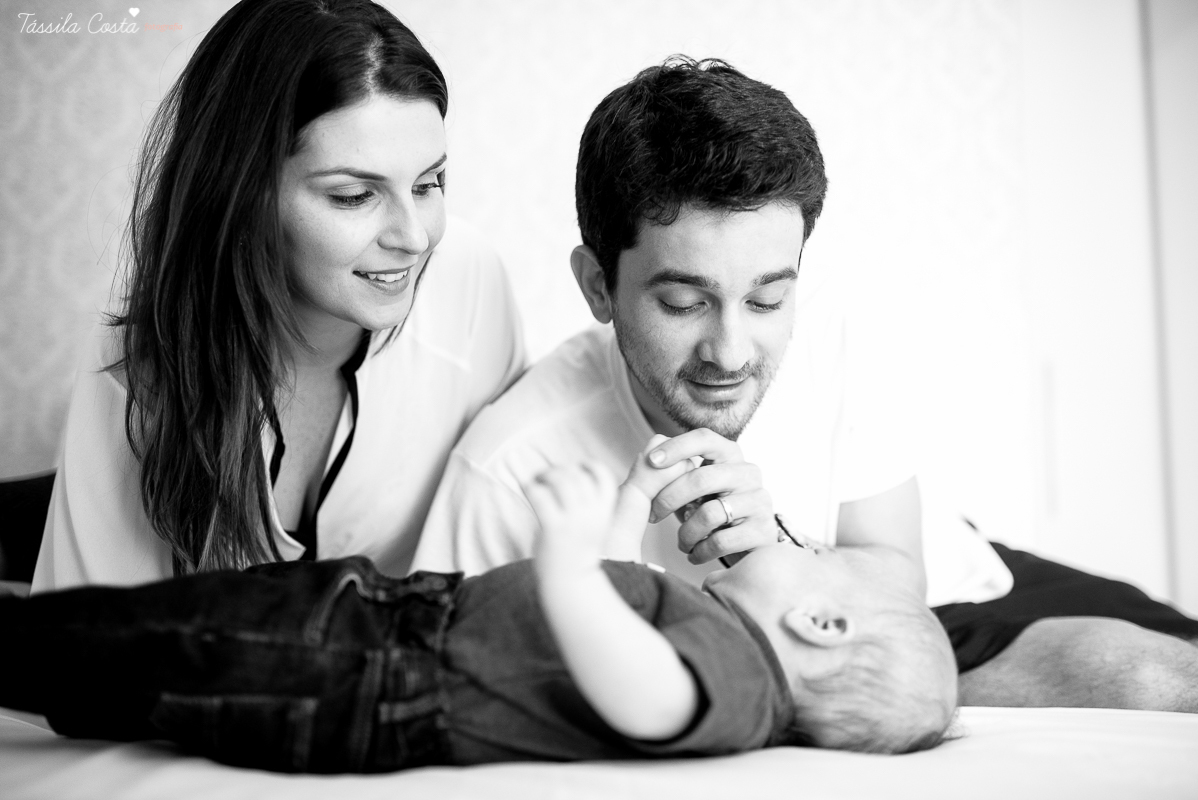 sessão de fotos em casa, do baby Pedro Henrique, fotos do seu acompanhamento trimestral, em vitória es, fotos lifestyle, família querida, fotos com tássila costa