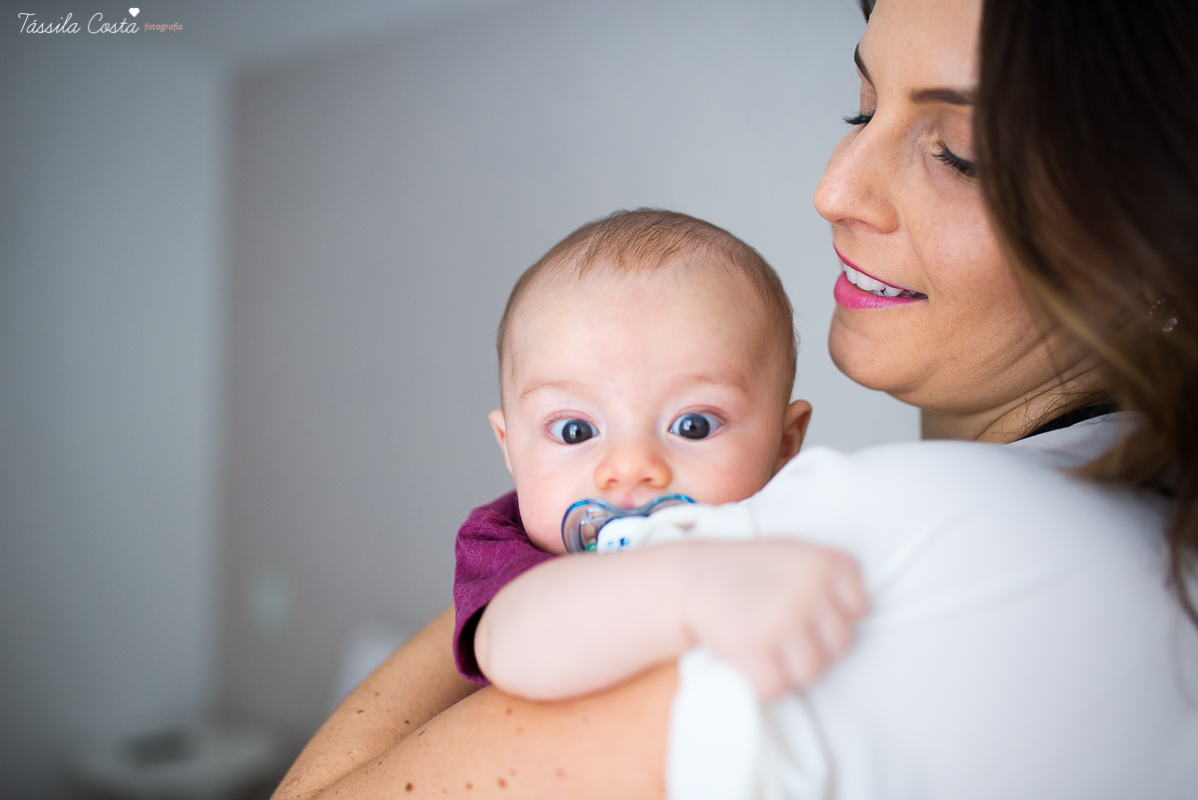 sessão de fotos em casa, do baby Pedro Henrique, fotos do seu acompanhamento trimestral, em vitória es, fotos lifestyle, família querida, fotos com tássila costa