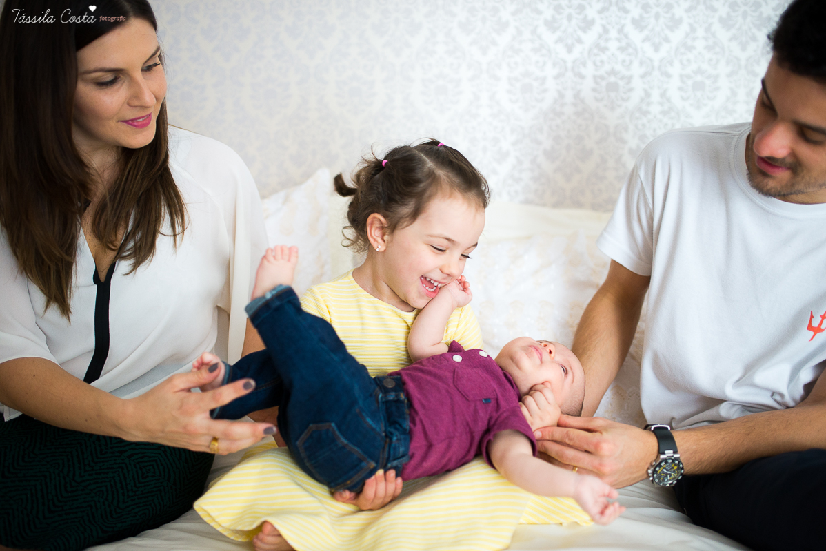 sessão de fotos em casa, do baby Pedro Henrique, fotos do seu acompanhamento trimestral, em vitória es, fotos lifestyle, família querida, fotos com tássila costa