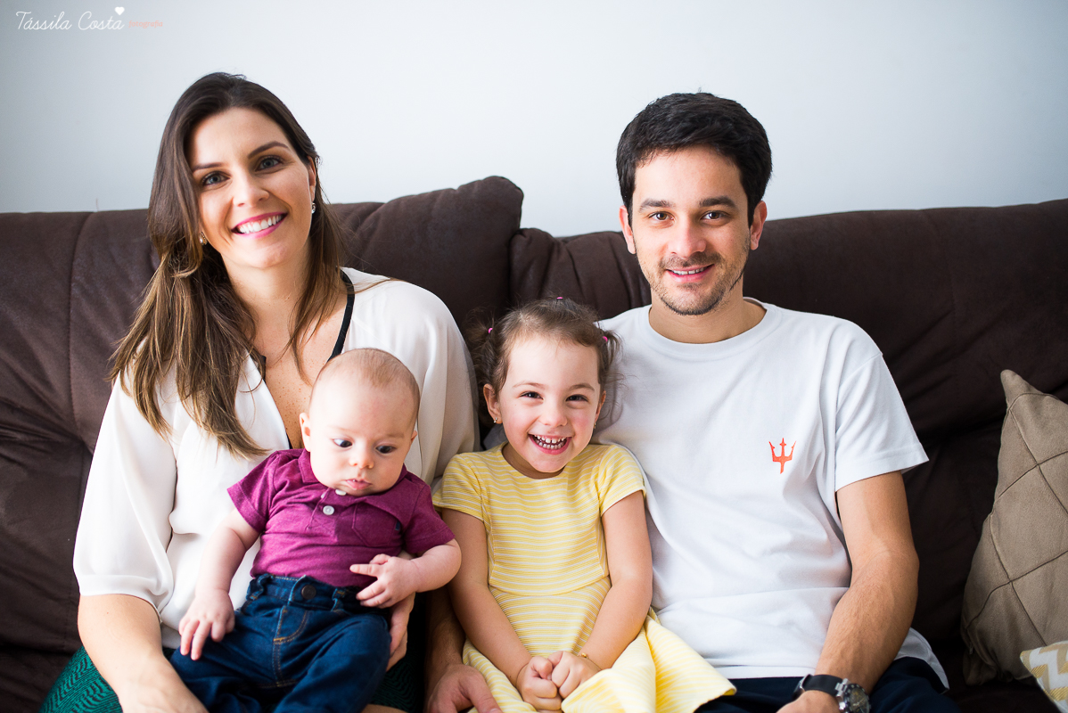 sessão de fotos em casa, do baby Pedro Henrique, fotos do seu acompanhamento trimestral, em vitória es, fotos lifestyle, família querida, fotos com tássila costa