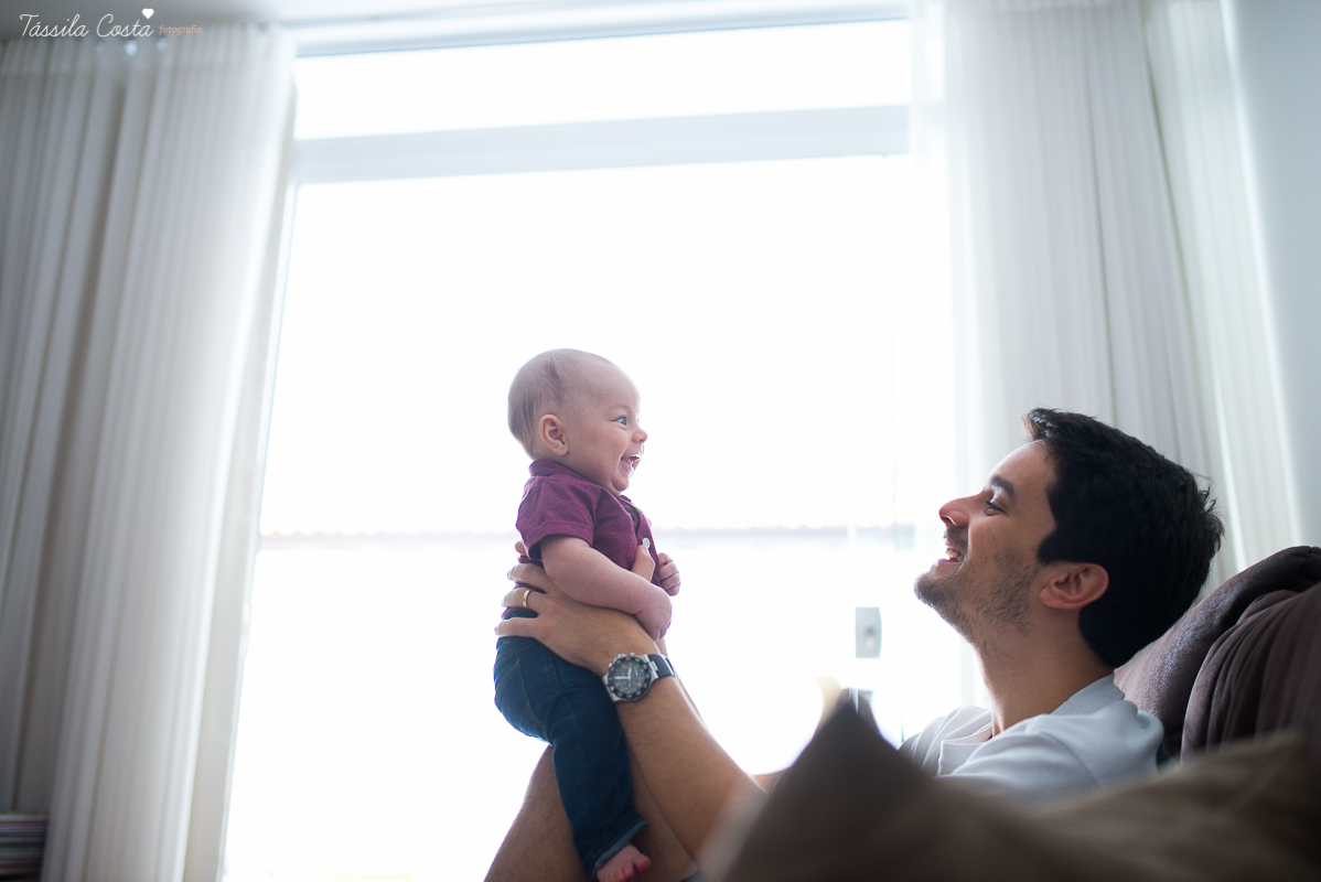 sessão de fotos em casa, do baby Pedro Henrique, fotos do seu acompanhamento trimestral, em vitória es, fotos lifestyle, família querida, fotos com tássila costa