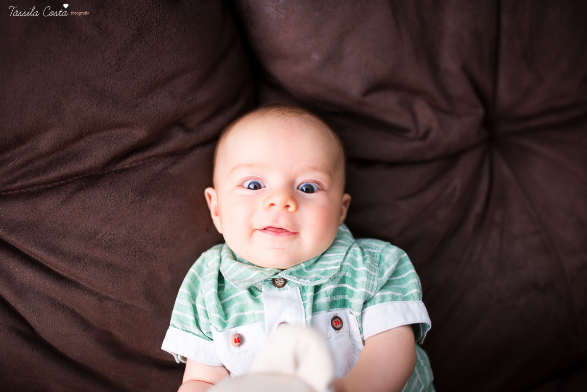 sessão de fotos em casa, do baby Pedro Henrique, fotos do seu acompanhamento trimestral, em vitória es, fotos lifestyle, família querida, fotos com tássila costa