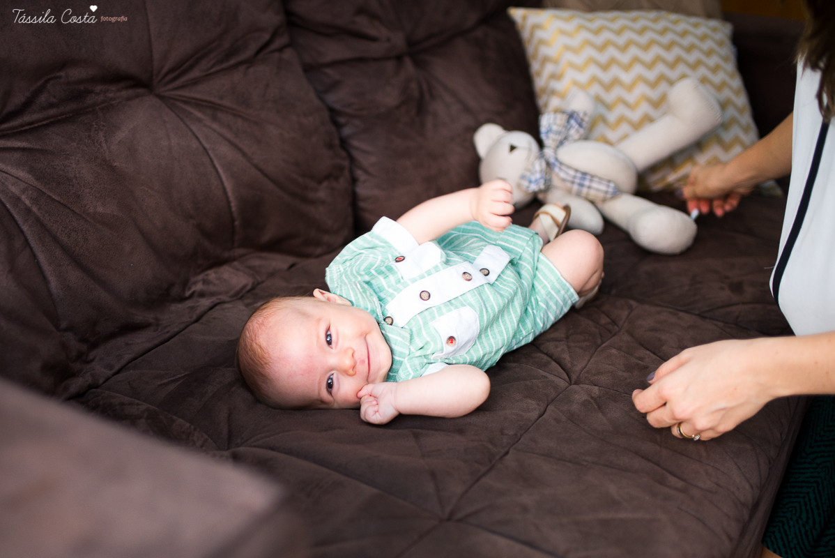 sessão de fotos em casa, do baby Pedro Henrique, fotos do seu acompanhamento trimestral, em vitória es, fotos lifestyle, família querida, fotos com tássila costa