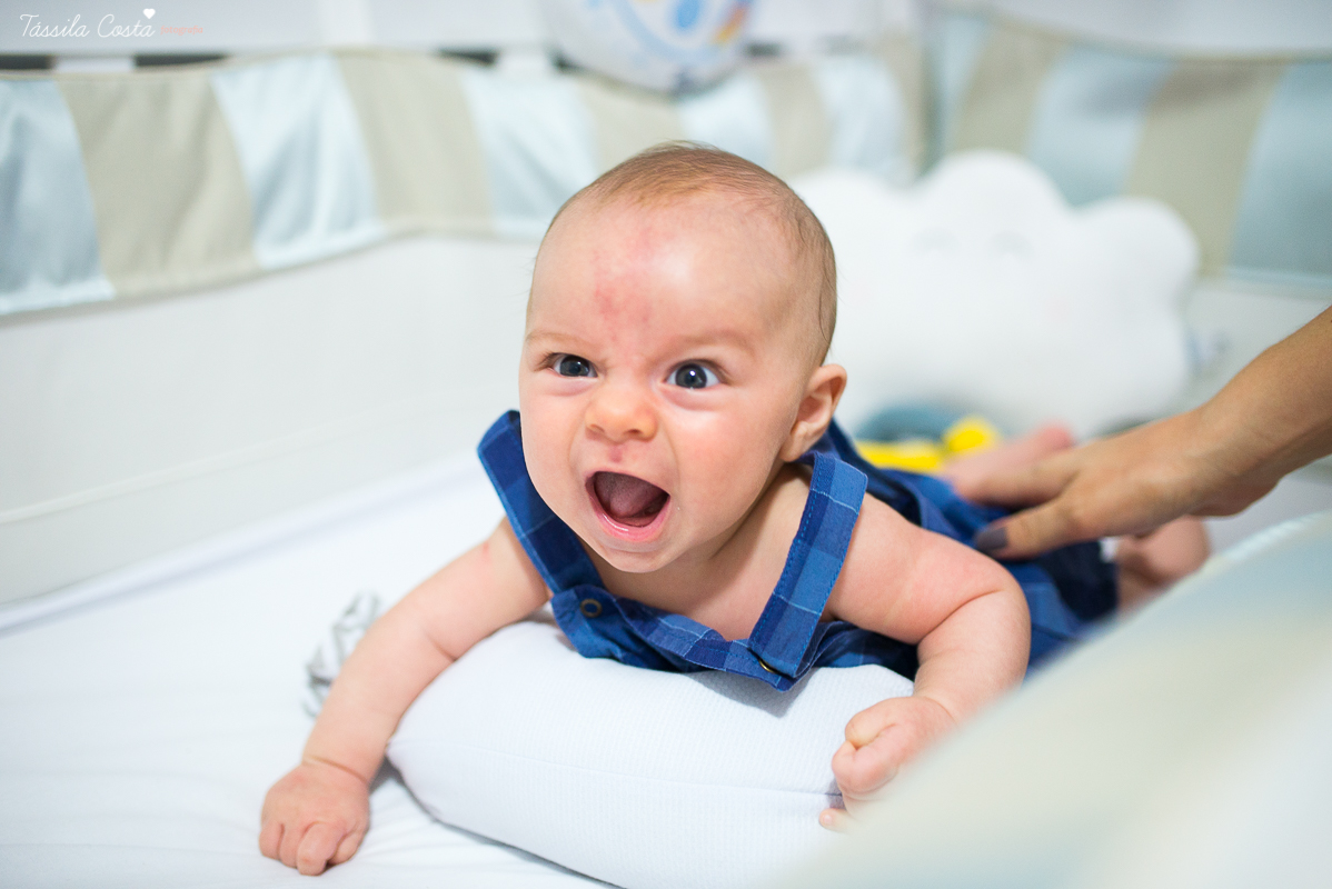 sessão de fotos em casa, do baby Pedro Henrique, fotos do seu acompanhamento trimestral, em vitória es, fotos lifestyle, família querida, fotos com tássila costa