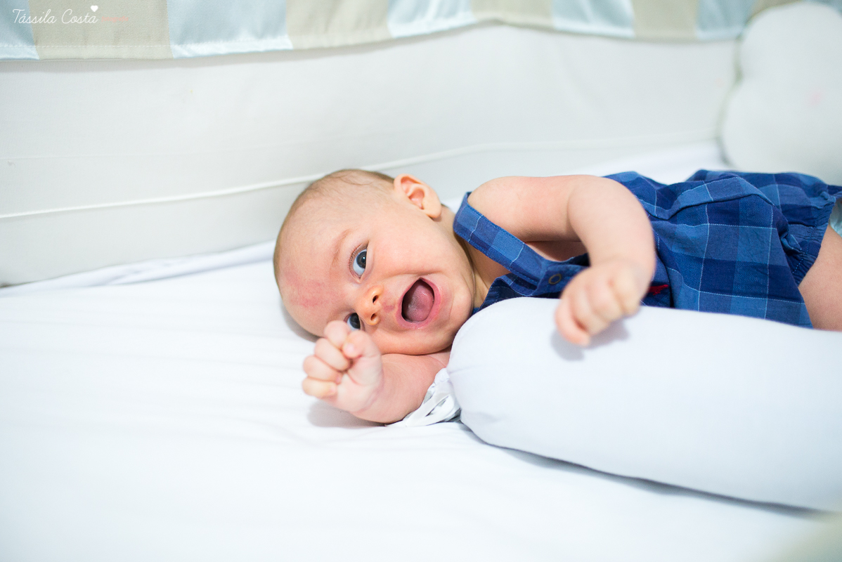 sessão de fotos em casa, do baby Pedro Henrique, fotos do seu acompanhamento trimestral, em vitória es, fotos lifestyle, família querida, fotos com tássila costa