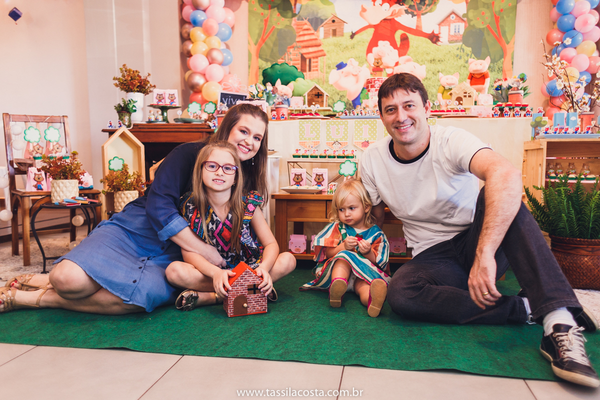 festa no tema 3 porquinhos, da Luisa 2 anos, no cerimonial Na Brinca, em Vitória ES, Tássila Costa fotografia, festa de menina, aniversário de menina, fotografia de festa infantil, Espírito Santo, mãe de duas, tema diferente para aniversário de 2 anos 