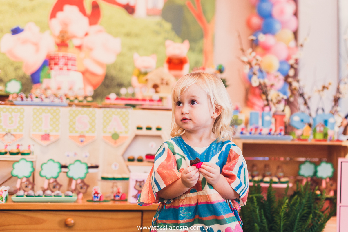 festa no tema 3 porquinhos, da Luisa 2 anos, no cerimonial Na Brinca, em Vitória ES, Tássila Costa fotografia, festa de menina, aniversário de menina, fotografia de festa infantil, Espírito Santo, mãe de duas, tema diferente para aniversário de 2 anos 