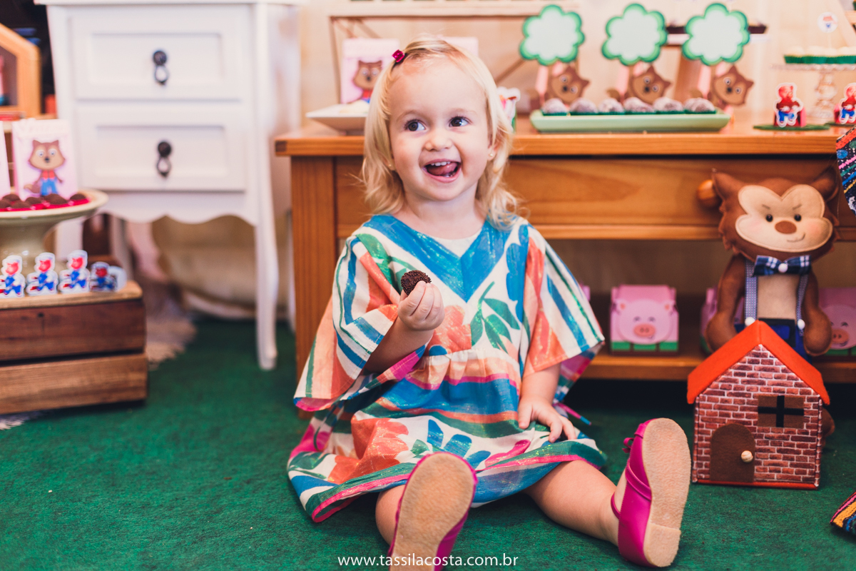 festa no tema 3 porquinhos, da Luisa 2 anos, no cerimonial Na Brinca, em Vitória ES, Tássila Costa fotografia, festa de menina, aniversário de menina, fotografia de festa infantil, Espírito Santo, mãe de duas, tema diferente para aniversário de 2 anos 