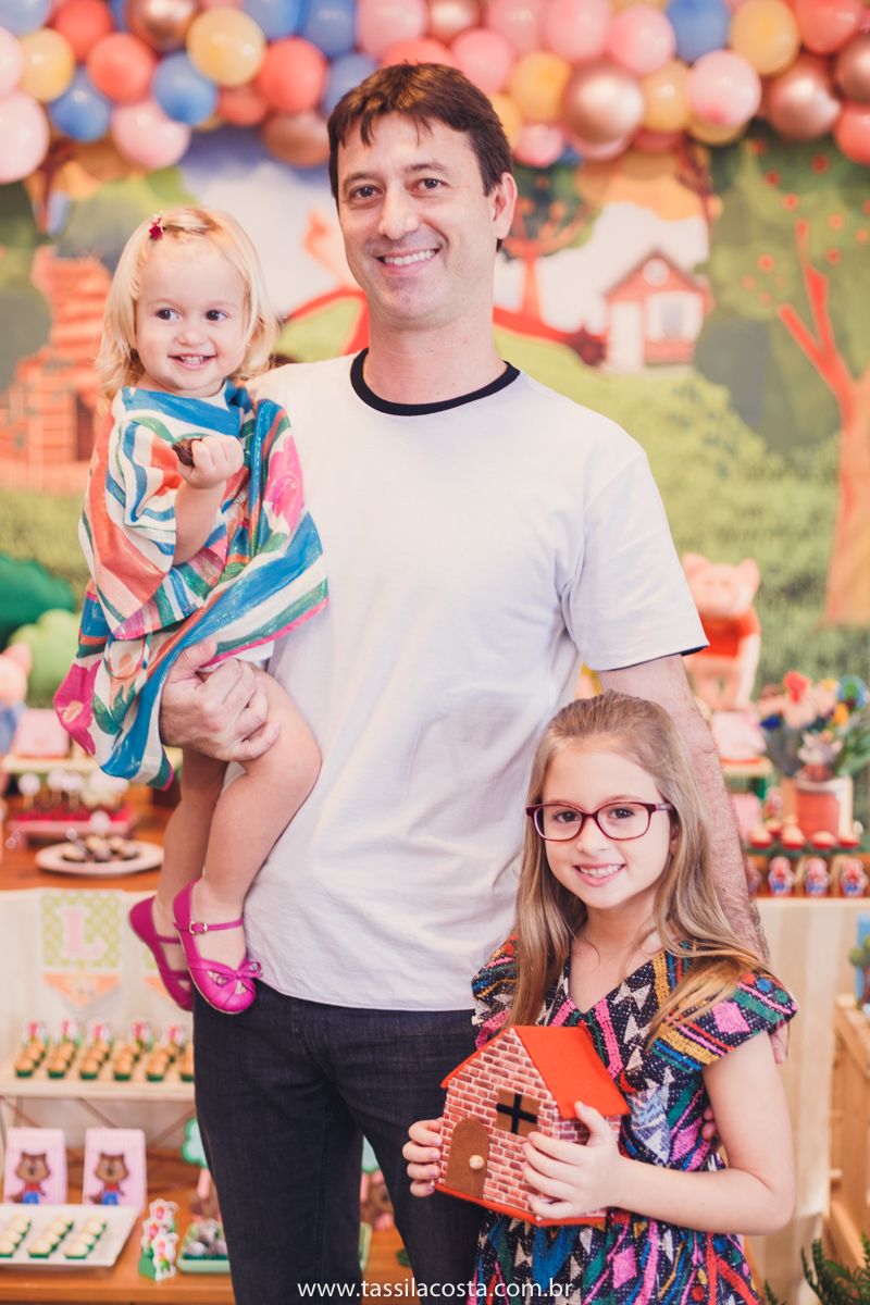 festa no tema 3 porquinhos, da Luisa 2 anos, no cerimonial Na Brinca, em Vitória ES, Tássila Costa fotografia, festa de menina, aniversário de menina, fotografia de festa infantil, Espírito Santo, mãe de duas, tema diferente para aniversário de 2 anos 