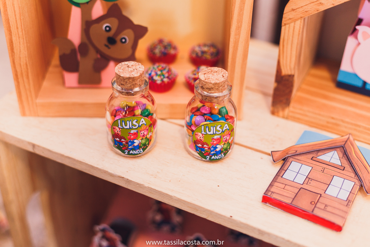 festa no tema 3 porquinhos, da Luisa 2 anos, no cerimonial Na Brinca, em Vitória ES, Tássila Costa fotografia, festa de menina, aniversário de menina, fotografia de festa infantil, Espírito Santo, mãe de duas, tema diferente para aniversário de 2 anos 