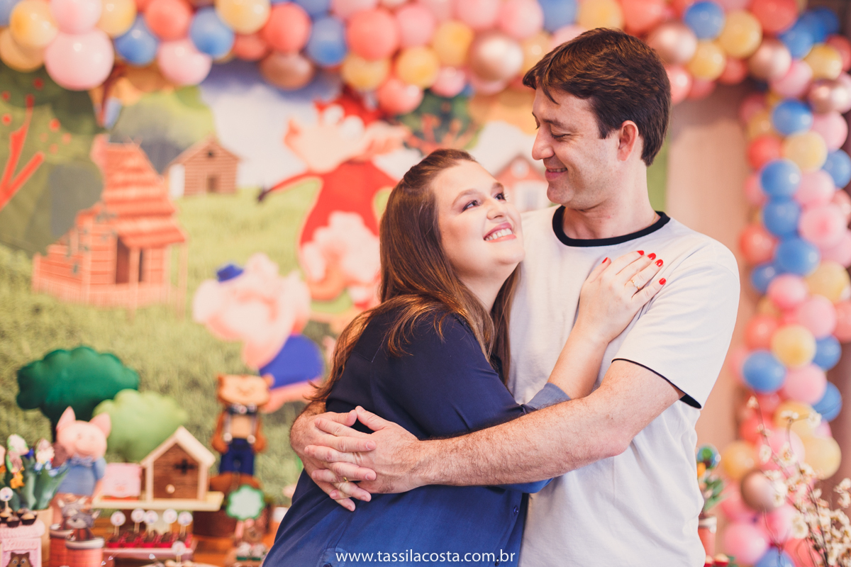 festa no tema 3 porquinhos, da Luisa 2 anos, no cerimonial Na Brinca, em Vitória ES, Tássila Costa fotografia, festa de menina, aniversário de menina, fotografia de festa infantil, Espírito Santo, mãe de duas, tema diferente para aniversário de 2 anos 