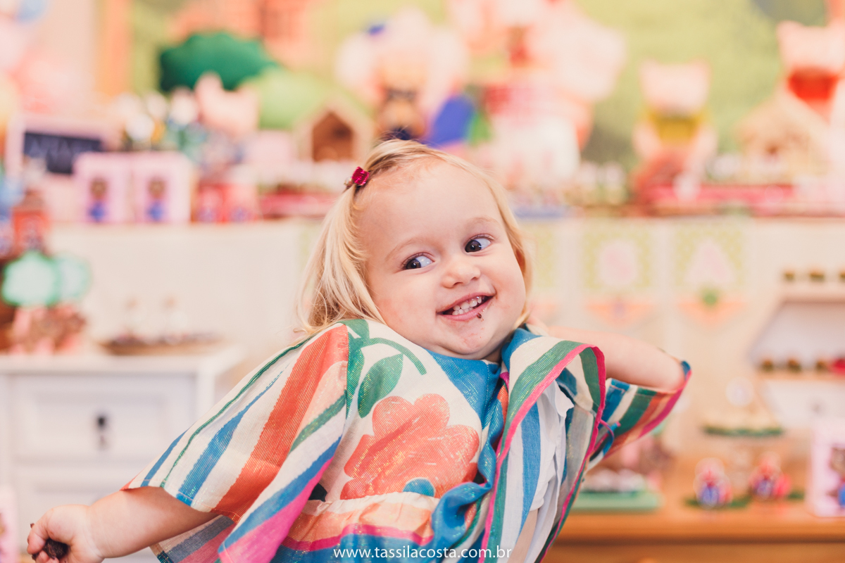 festa no tema 3 porquinhos, da Luisa 2 anos, no cerimonial Na Brinca, em Vitória ES, Tássila Costa fotografia, festa de menina, aniversário de menina, fotografia de festa infantil, Espírito Santo, mãe de duas, tema diferente para aniversário de 2 anos 