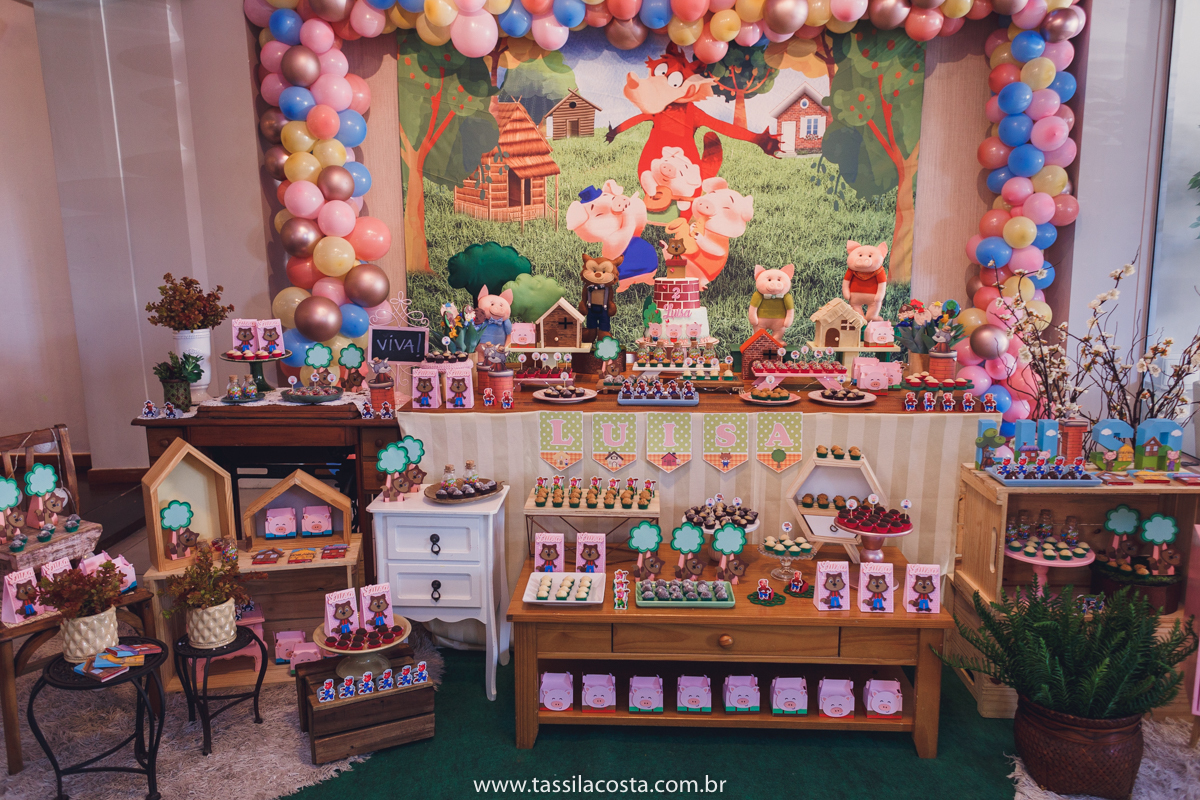 festa no tema 3 porquinhos, da Luisa 2 anos, no cerimonial Na Brinca, em Vitória ES, Tássila Costa fotografia, festa de menina, aniversário de menina, fotografia de festa infantil, Espírito Santo, mãe de duas, tema diferente para aniversário de 2 anos 