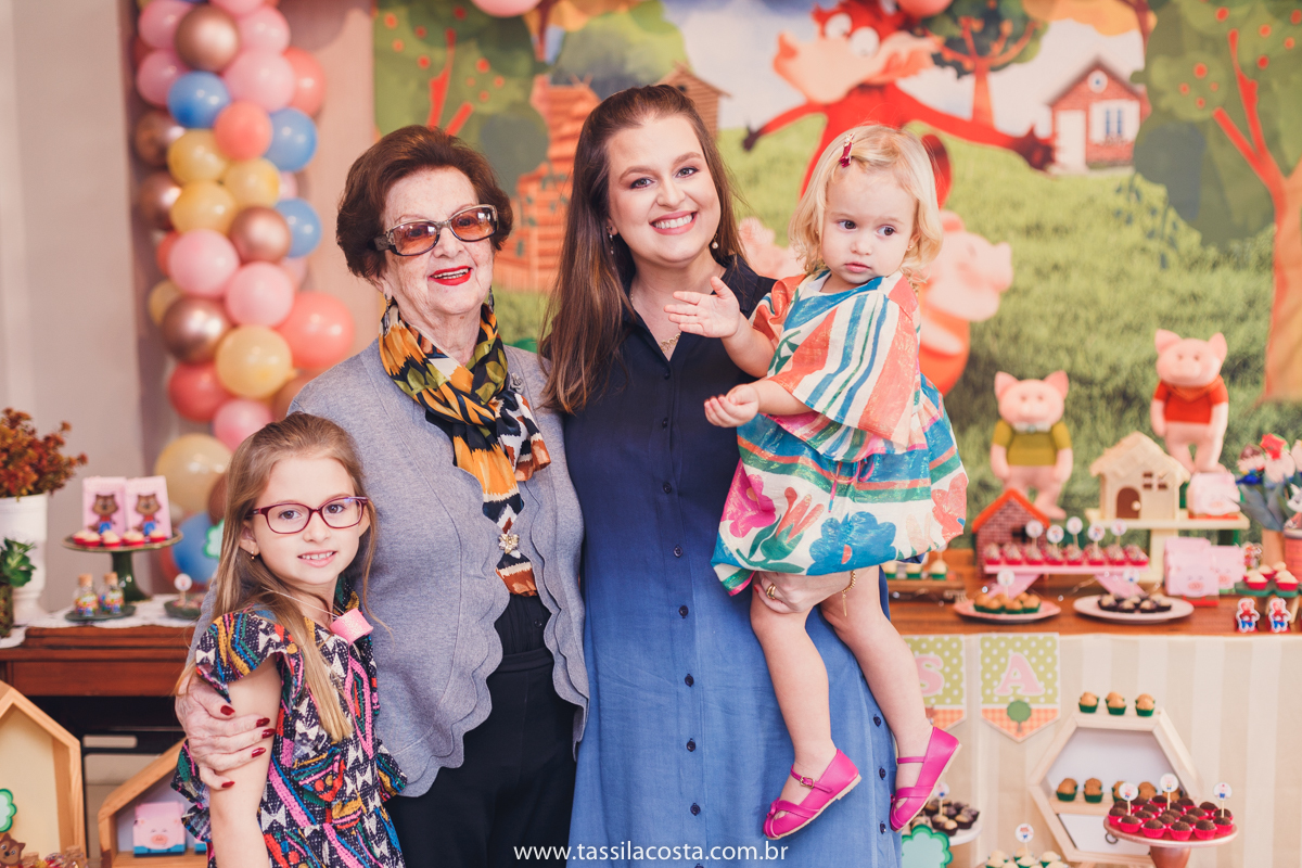 festa no tema 3 porquinhos, da Luisa 2 anos, no cerimonial Na Brinca, em Vitória ES, Tássila Costa fotografia, festa de menina, aniversário de menina, fotografia de festa infantil, Espírito Santo, mãe de duas, tema diferente para aniversário de 2 anos 