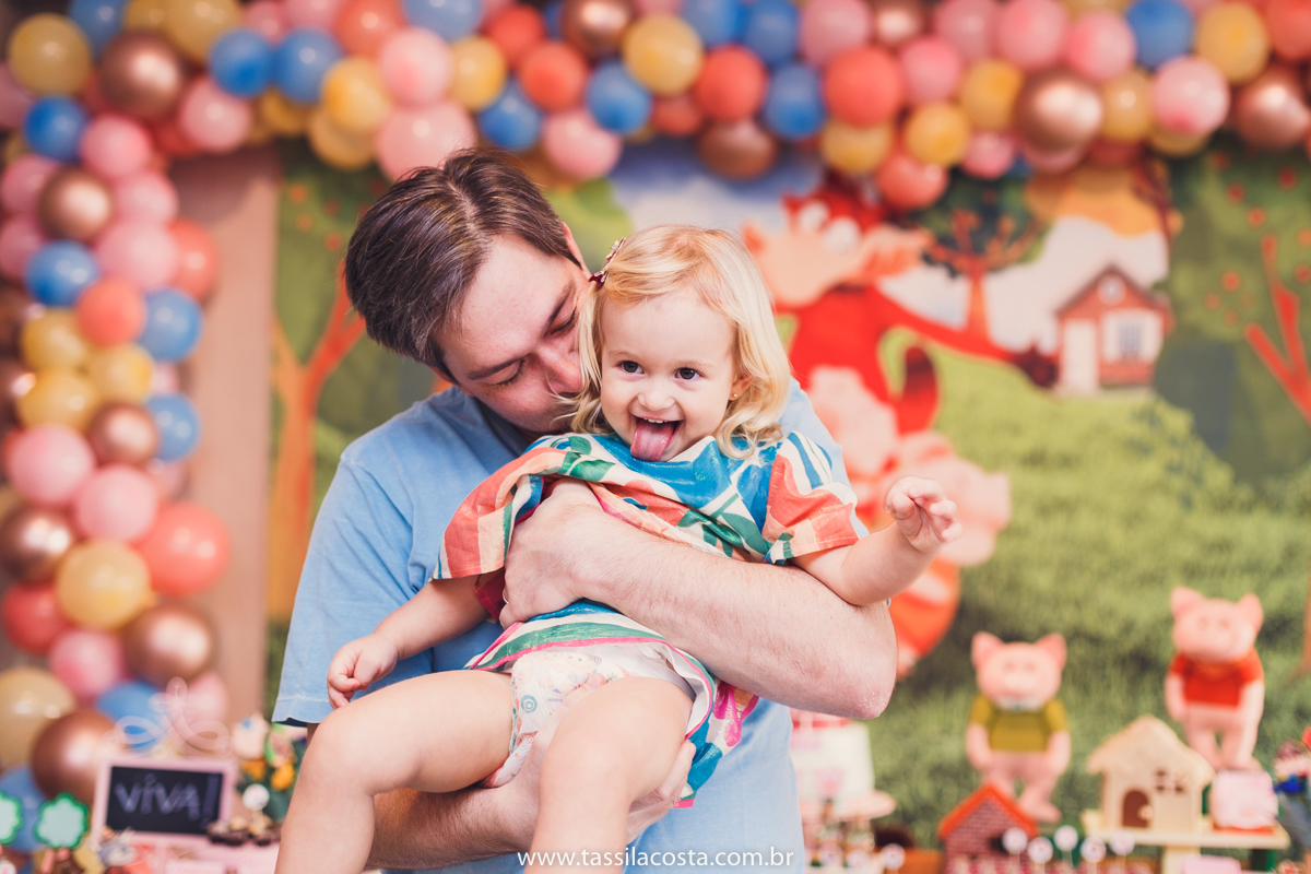 festa no tema 3 porquinhos, da Luisa 2 anos, no cerimonial Na Brinca, em Vitória ES, Tássila Costa fotografia, festa de menina, aniversário de menina, fotografia de festa infantil, Espírito Santo, mãe de duas, tema diferente para aniversário de 2 anos 