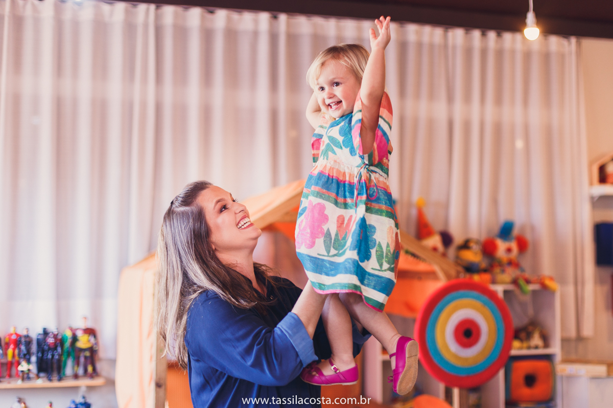 festa no tema 3 porquinhos, da Luisa 2 anos, no cerimonial Na Brinca, em Vitória ES, Tássila Costa fotografia, festa de menina, aniversário de menina, fotografia de festa infantil, Espírito Santo, mãe de duas, tema diferente para aniversário de 2 anos 