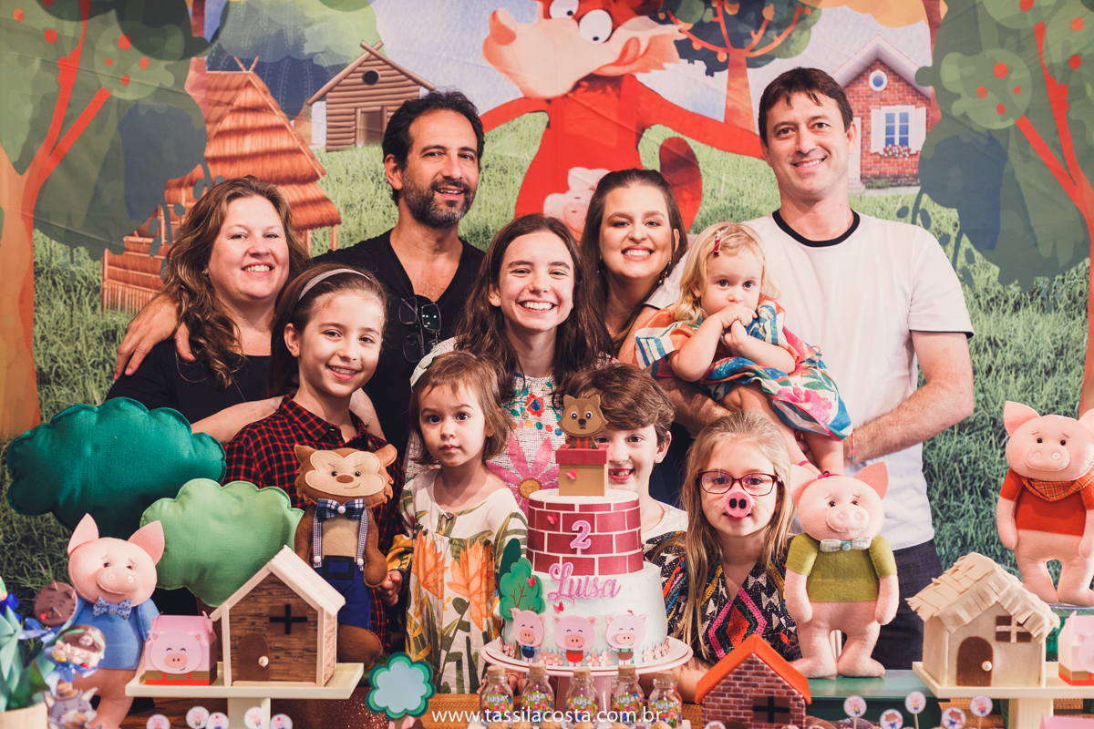 festa no tema 3 porquinhos, da Luisa 2 anos, no cerimonial Na Brinca, em Vitória ES, Tássila Costa fotografia, festa de menina, aniversário de menina, fotografia de festa infantil, Espírito Santo, mãe de duas, tema diferente para aniversário de 2 anos 