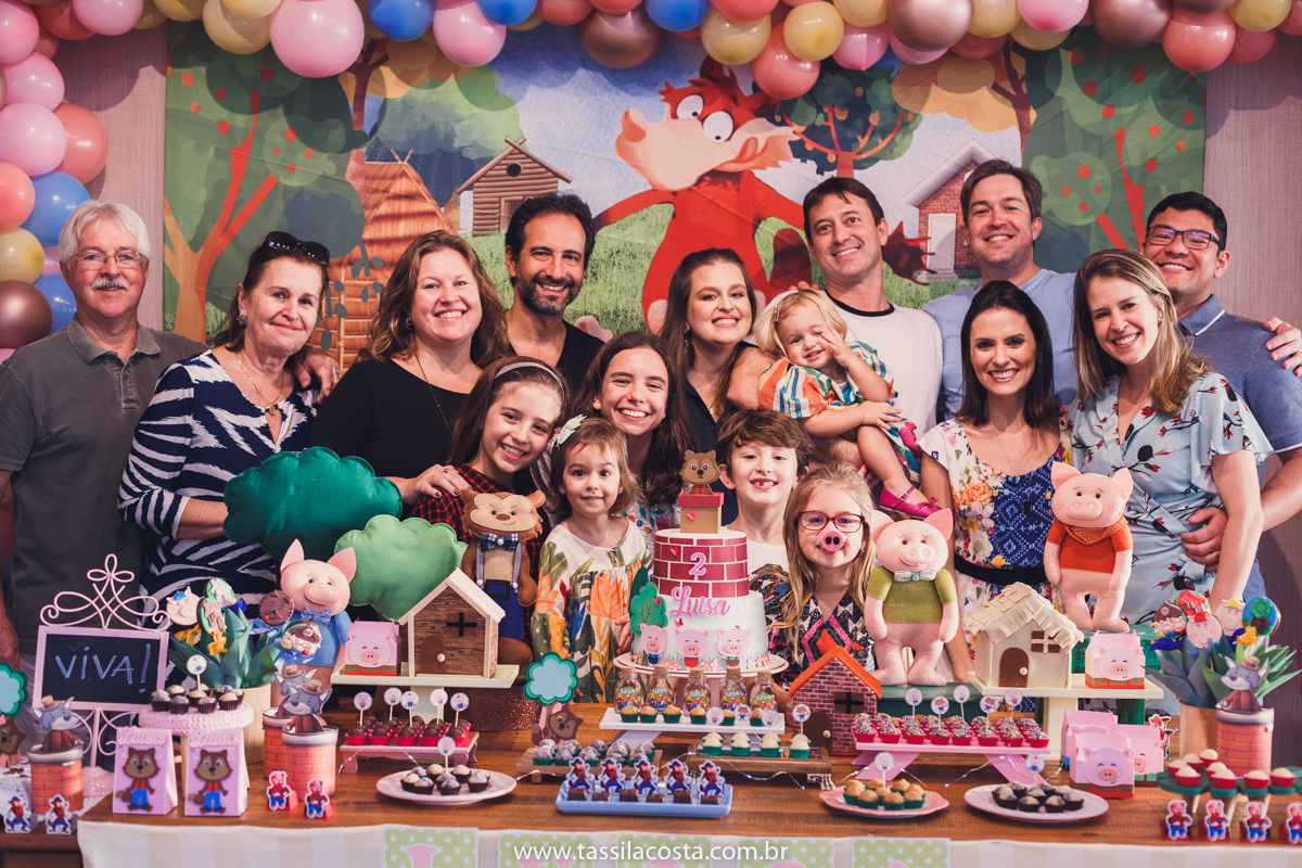 festa no tema 3 porquinhos, da Luisa 2 anos, no cerimonial Na Brinca, em Vitória ES, Tássila Costa fotografia, festa de menina, aniversário de menina, fotografia de festa infantil, Espírito Santo, mãe de duas, tema diferente para aniversário de 2 anos 
