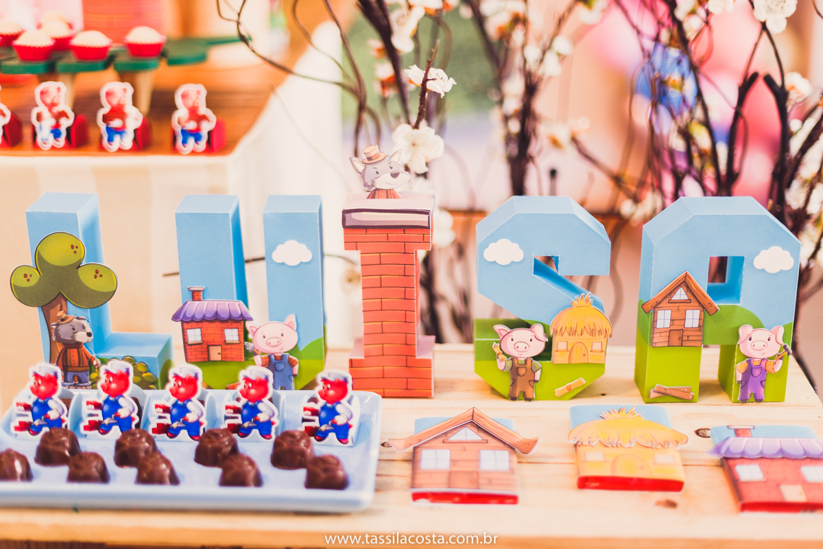festa no tema 3 porquinhos, da Luisa 2 anos, no cerimonial Na Brinca, em Vitória ES, Tássila Costa fotografia, festa de menina, aniversário de menina, fotografia de festa infantil, Espírito Santo, mãe de duas, tema diferente para aniversário de 2 anos 