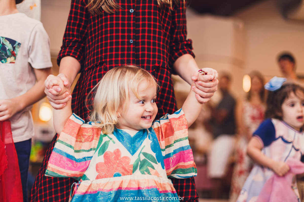 festa no tema 3 porquinhos, da Luisa 2 anos, no cerimonial Na Brinca, em Vitória ES, Tássila Costa fotografia, festa de menina, aniversário de menina, fotografia de festa infantil, Espírito Santo, mãe de duas, tema diferente para aniversário de 2 anos 
