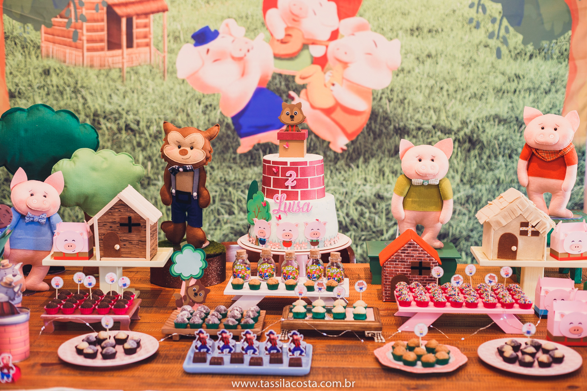 festa no tema 3 porquinhos, da Luisa 2 anos, no cerimonial Na Brinca, em Vitória ES, Tássila Costa fotografia, festa de menina, aniversário de menina, fotografia de festa infantil, Espírito Santo, mãe de duas, tema diferente para aniversário de 2 anos 