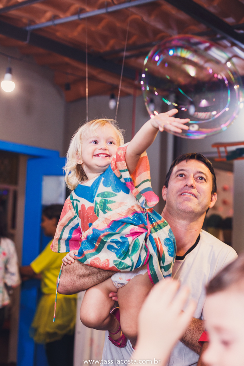 festa no tema 3 porquinhos, da Luisa 2 anos, no cerimonial Na Brinca, em Vitória ES, Tássila Costa fotografia, festa de menina, aniversário de menina, fotografia de festa infantil, Espírito Santo, mãe de duas, tema diferente para aniversário de 2 anos 