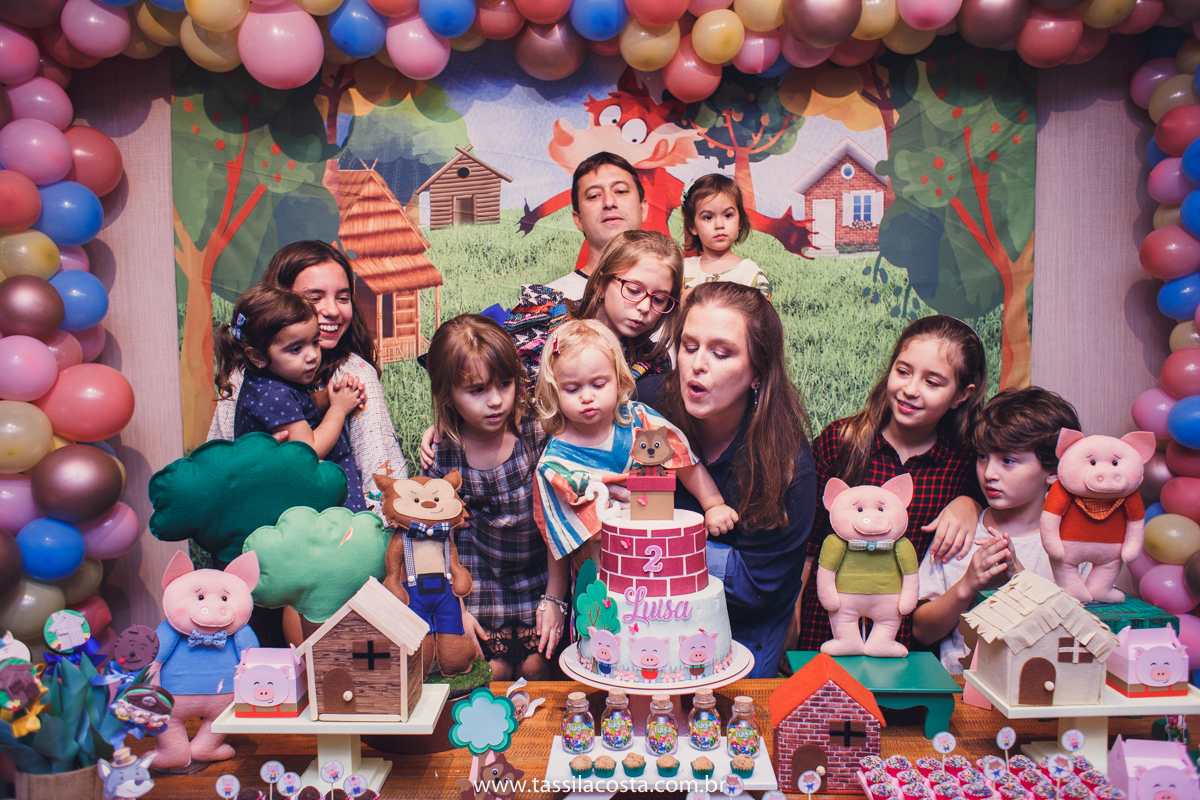 festa no tema 3 porquinhos, da Luisa 2 anos, no cerimonial Na Brinca, em Vitória ES, Tássila Costa fotografia, festa de menina, aniversário de menina, fotografia de festa infantil, Espírito Santo, mãe de duas, tema diferente para aniversário de 2 anos 