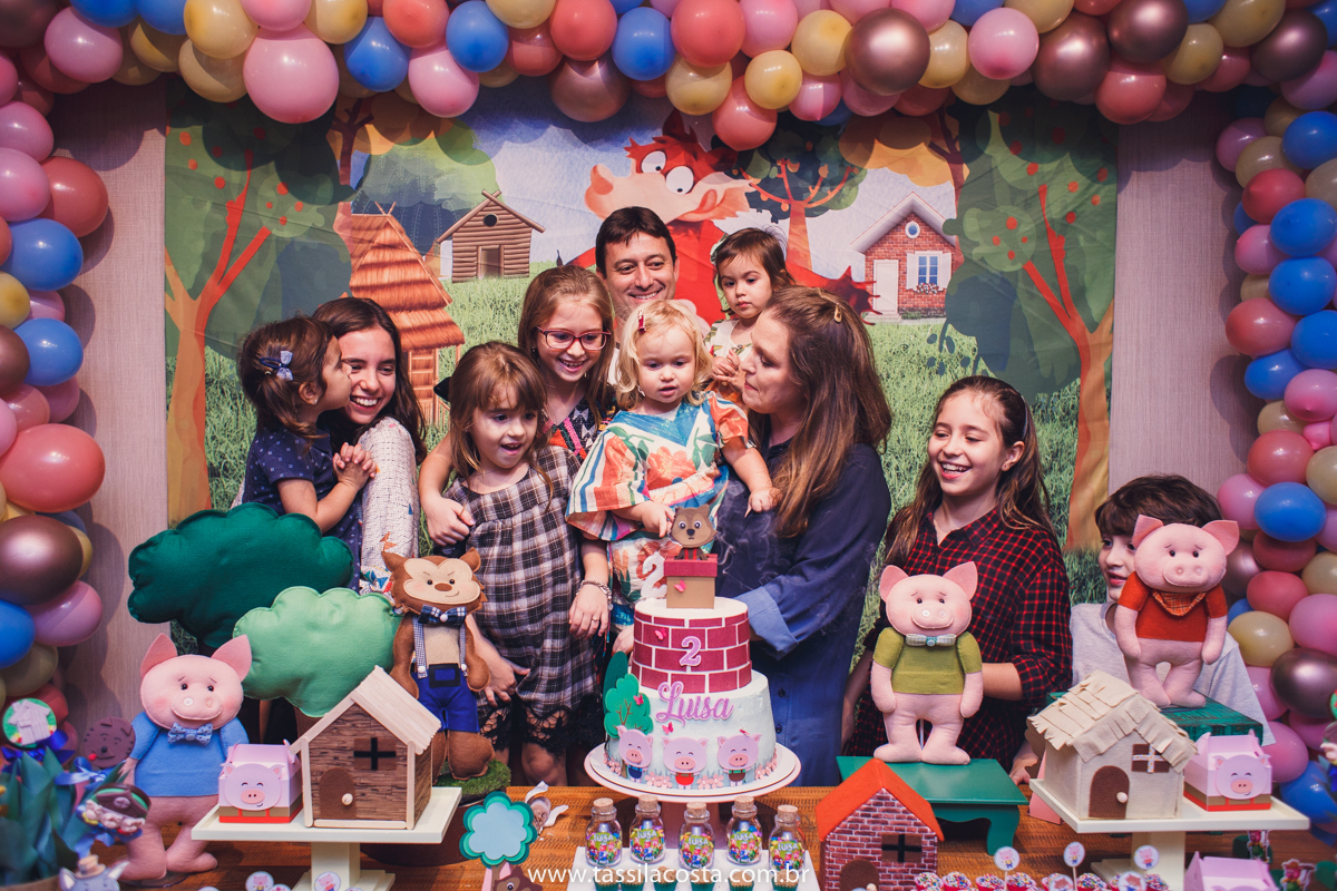 festa no tema 3 porquinhos, da Luisa 2 anos, no cerimonial Na Brinca, em Vitória ES, Tássila Costa fotografia, festa de menina, aniversário de menina, fotografia de festa infantil, Espírito Santo, mãe de duas, tema diferente para aniversário de 2 anos 