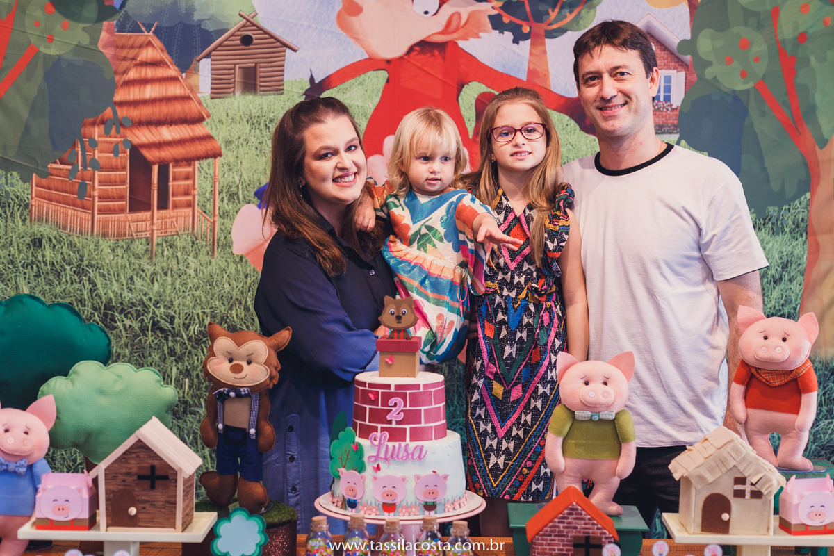 festa no tema 3 porquinhos, da Luisa 2 anos, no cerimonial Na Brinca, em Vitória ES, Tássila Costa fotografia, festa de menina, aniversário de menina, fotografia de festa infantil, Espírito Santo, mãe de duas, tema diferente para aniversário de 2 anos 