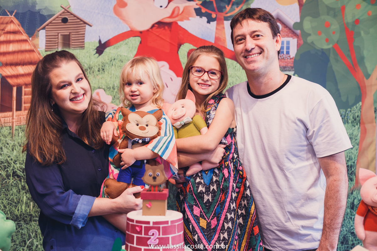 festa no tema 3 porquinhos, da Luisa 2 anos, no cerimonial Na Brinca, em Vitória ES, Tássila Costa fotografia, festa de menina, aniversário de menina, fotografia de festa infantil, Espírito Santo, mãe de duas, tema diferente para aniversário de 2 anos 