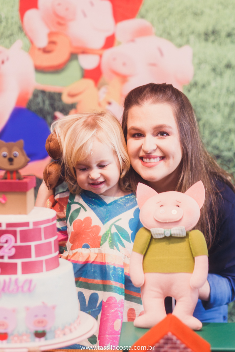 festa no tema 3 porquinhos, da Luisa 2 anos, no cerimonial Na Brinca, em Vitória ES, Tássila Costa fotografia, festa de menina, aniversário de menina, fotografia de festa infantil, Espírito Santo, mãe de duas, tema diferente para aniversário de 2 anos 