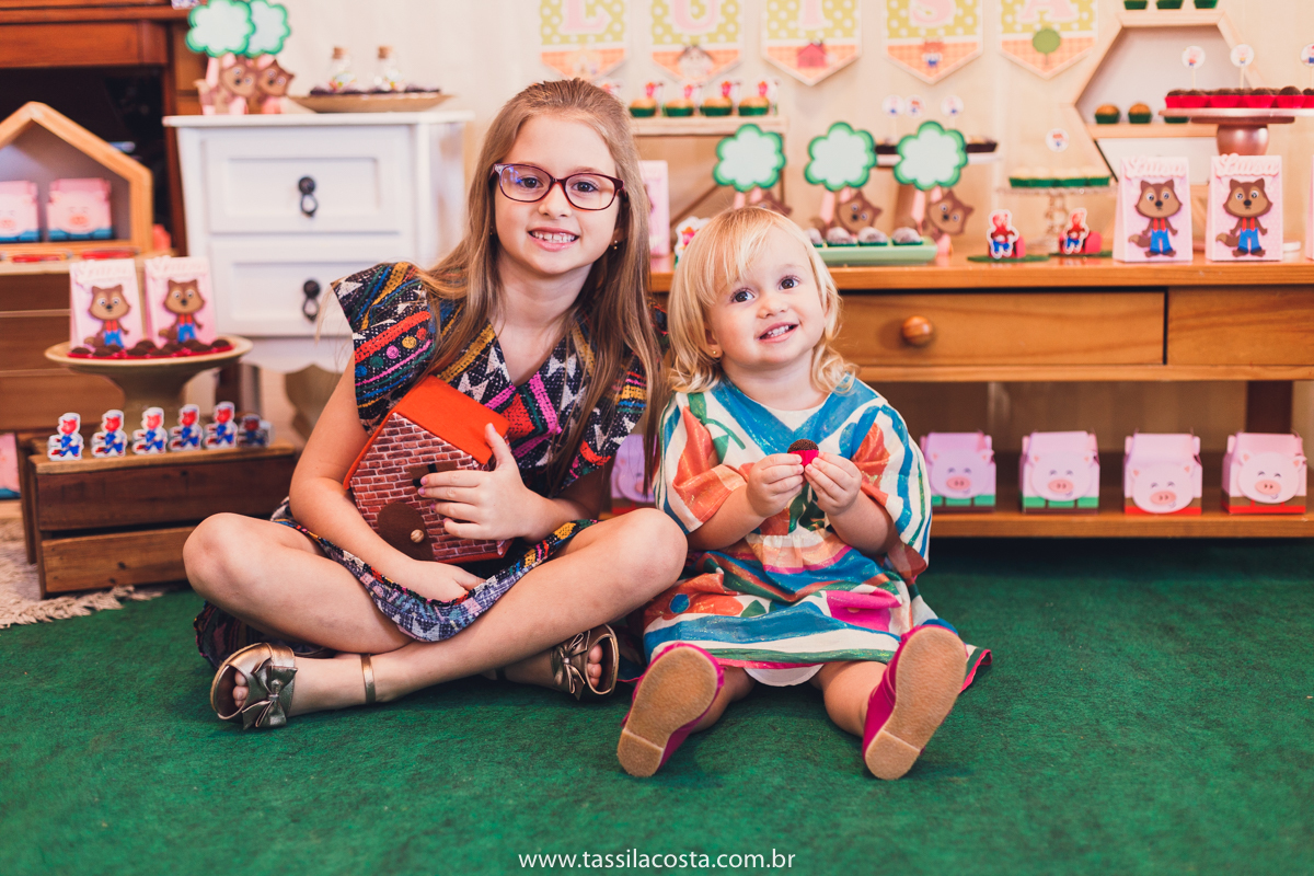 festa no tema 3 porquinhos, da Luisa 2 anos, no cerimonial Na Brinca, em Vitória ES, Tássila Costa fotografia, festa de menina, aniversário de menina, fotografia de festa infantil, Espírito Santo, mãe de duas, tema diferente para aniversário de 2 anos 