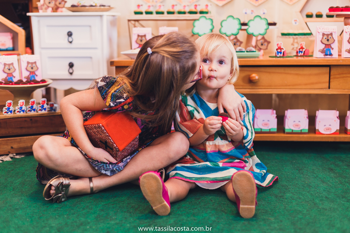 festa no tema 3 porquinhos, da Luisa 2 anos, no cerimonial Na Brinca, em Vitória ES, Tássila Costa fotografia, festa de menina, aniversário de menina, fotografia de festa infantil, Espírito Santo, mãe de duas, tema diferente para aniversário de 2 anos 