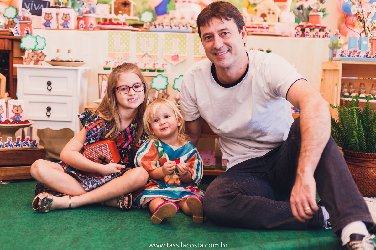 festa no tema 3 porquinhos, da Luisa 2 anos, no cerimonial Na Brinca, em Vitória ES, Tássila Costa fotografia, festa de menina, aniversário de menina, fotografia de festa infantil, Espírito Santo, mãe de duas, tema diferente para aniversário de 2 anos 