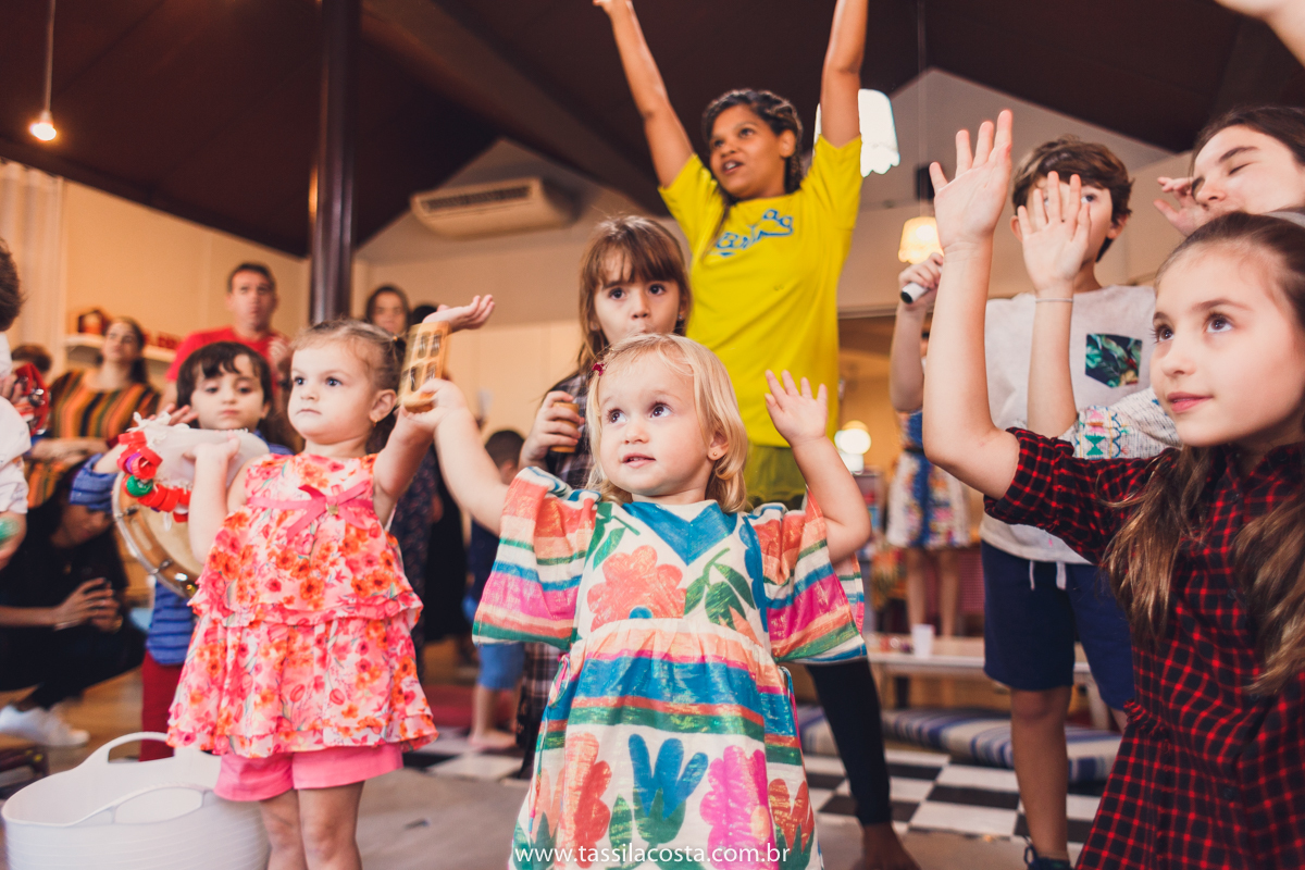festa no tema 3 porquinhos, da Luisa 2 anos, no cerimonial Na Brinca, em Vitória ES, Tássila Costa fotografia, festa de menina, aniversário de menina, fotografia de festa infantil, Espírito Santo, mãe de duas, tema diferente para aniversário de 2 anos 