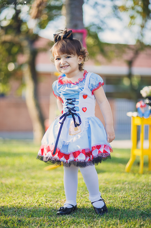 ensaio de 2 anos da Alice, na Ilha do Frade, com luz natural, fotos espontâneas em família, cenário lindo de Alice no País das Maravilhas, fotos da Tássila Monteiro Costa