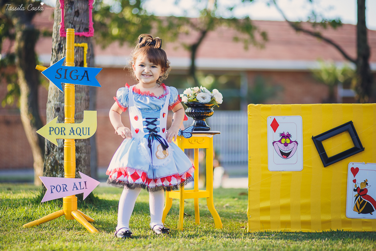 ensaio de 2 anos da Alice, na Ilha do Frade, com luz natural, fotos espontâneas em família, cenário lindo de Alice no País das Maravilhas, fotos da Tássila Monteiro Costa